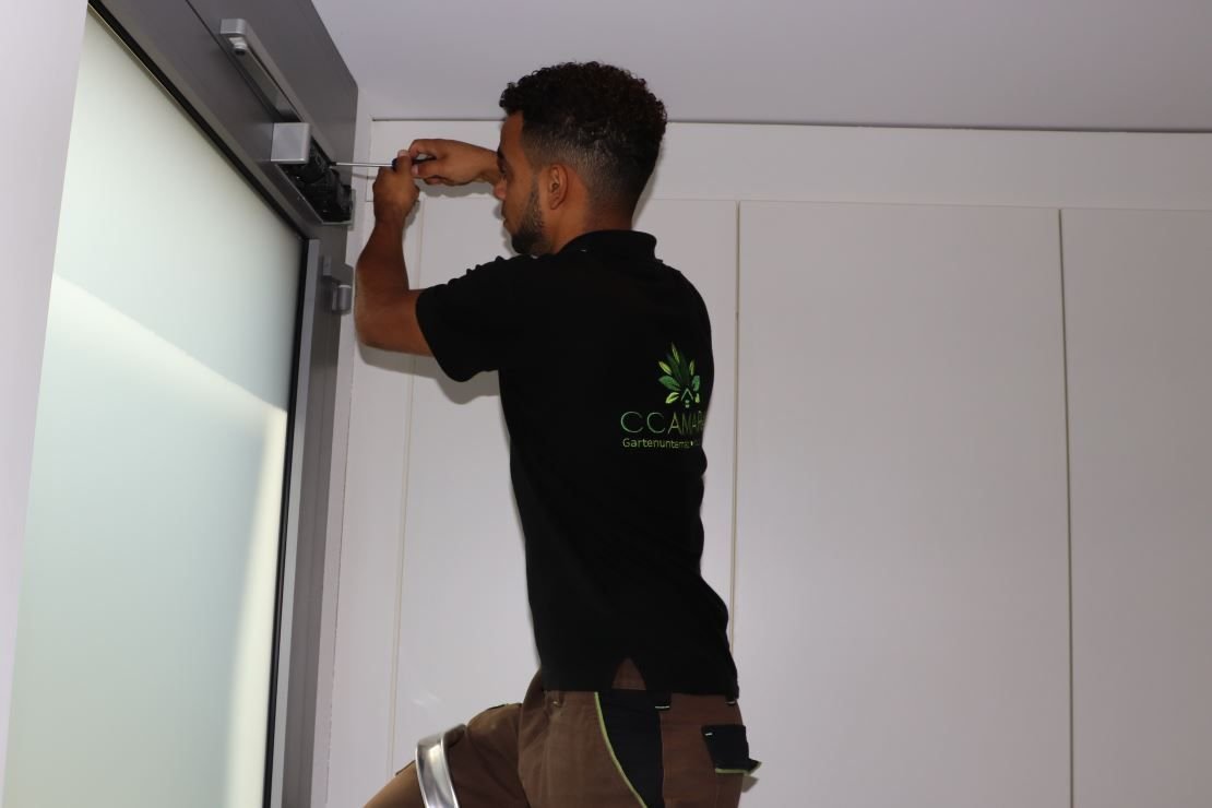 Hauswart bei der Türreparatur