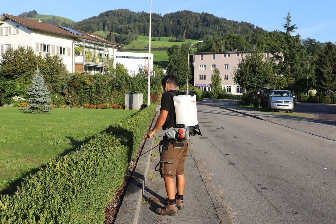 Gärtner bei der Schädlingsbekämpfung