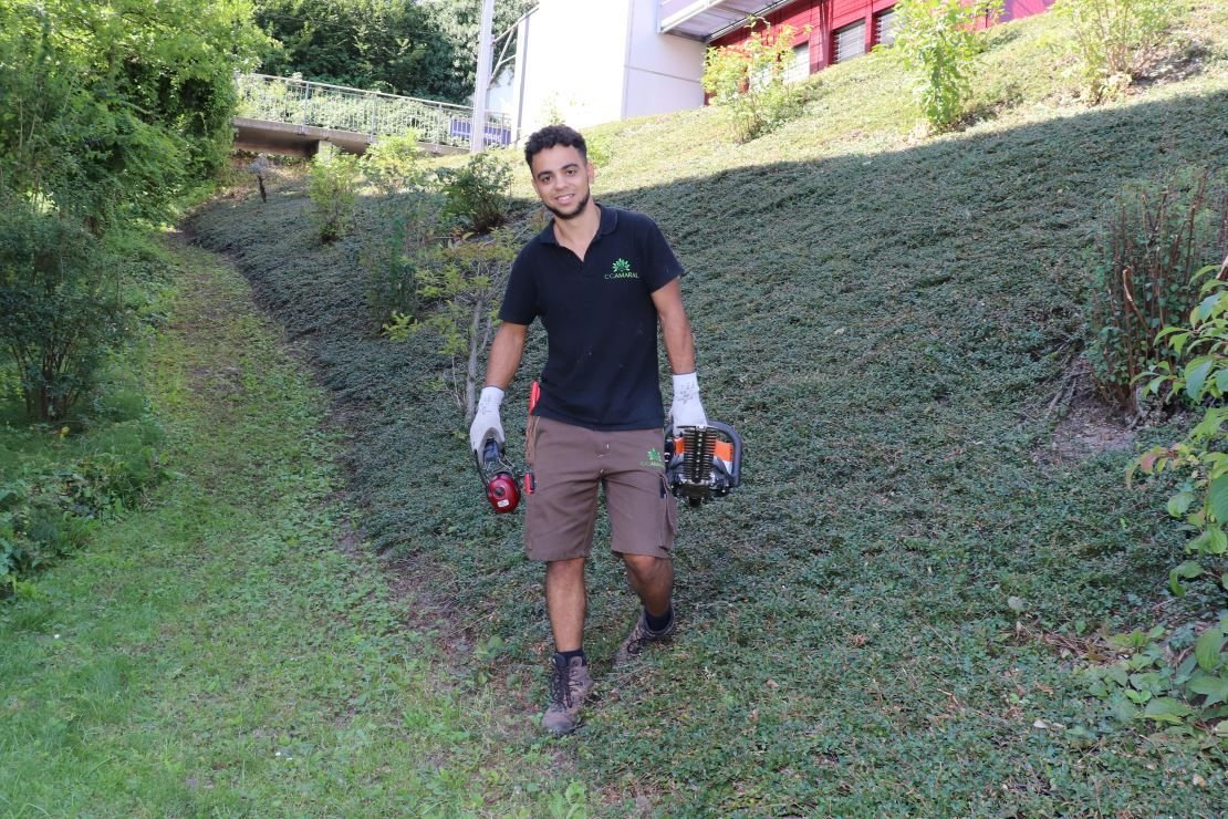 Gärtner mit Heckenschere